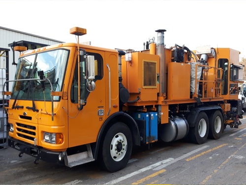 Camion traceur de lignes Sterling de A1 Lignes Jaunes à Trois-Rivières.