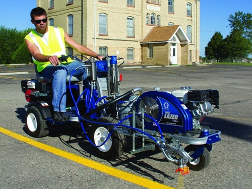 Traceur de stationnement Graco Lazer pour marquage de lignes jaunes à Trois-Rivières.