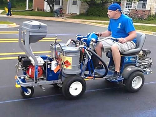 Traceur époxy MMA Graco pour marquage de stationnement haute durabilité.