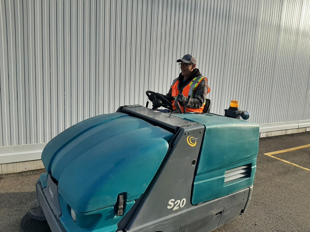 Balai mécanique Tennant S20 pour balayage de stationnement à Trois-Rivières.