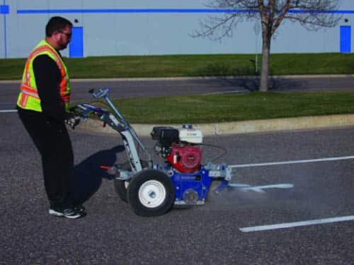 Scarifieuse pour effaçage de lignes de peinture sur chaussée.